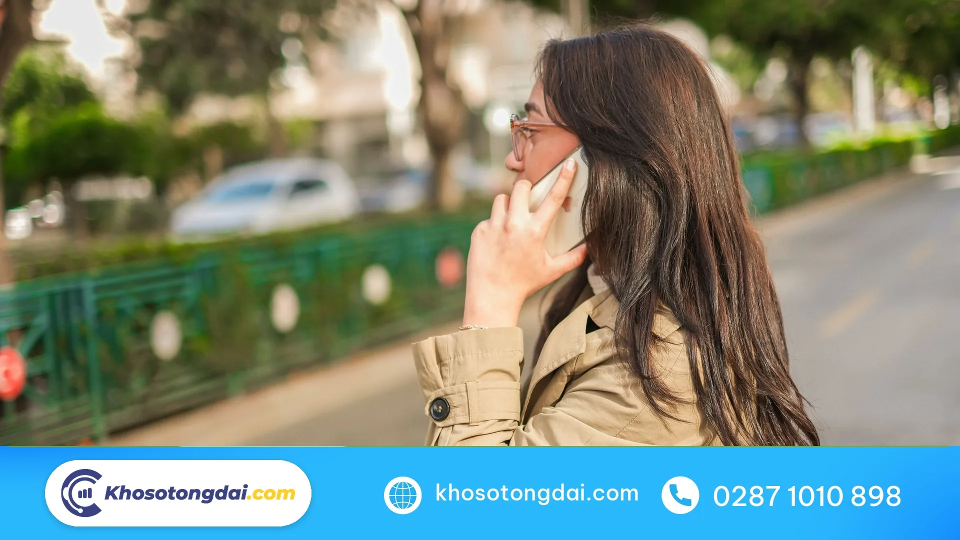 Nhân viên kinh doanh nghe điện thoại khi đang ở ngoài văn phòng