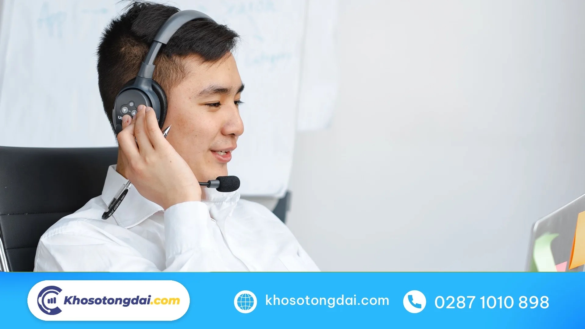 Nhân viên sales đeo tai nghe nhận cuộc gọi vào số cố định