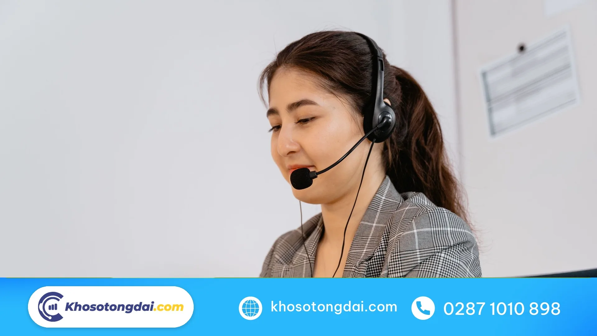 Nhân viên tổng đài tư vấn khách gọi đến hotline