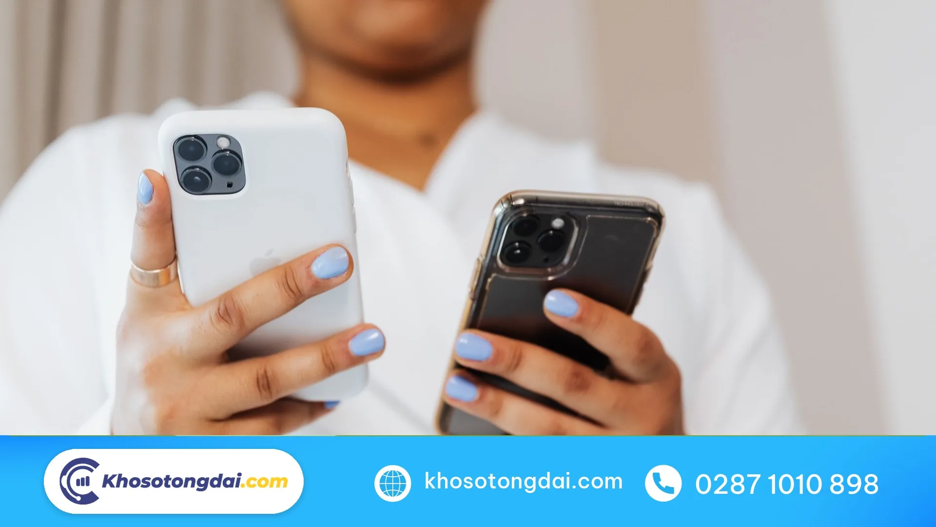Nhân viên telesales dùng hai điện thoại, sim cá nhân và sim doanh nghiệp