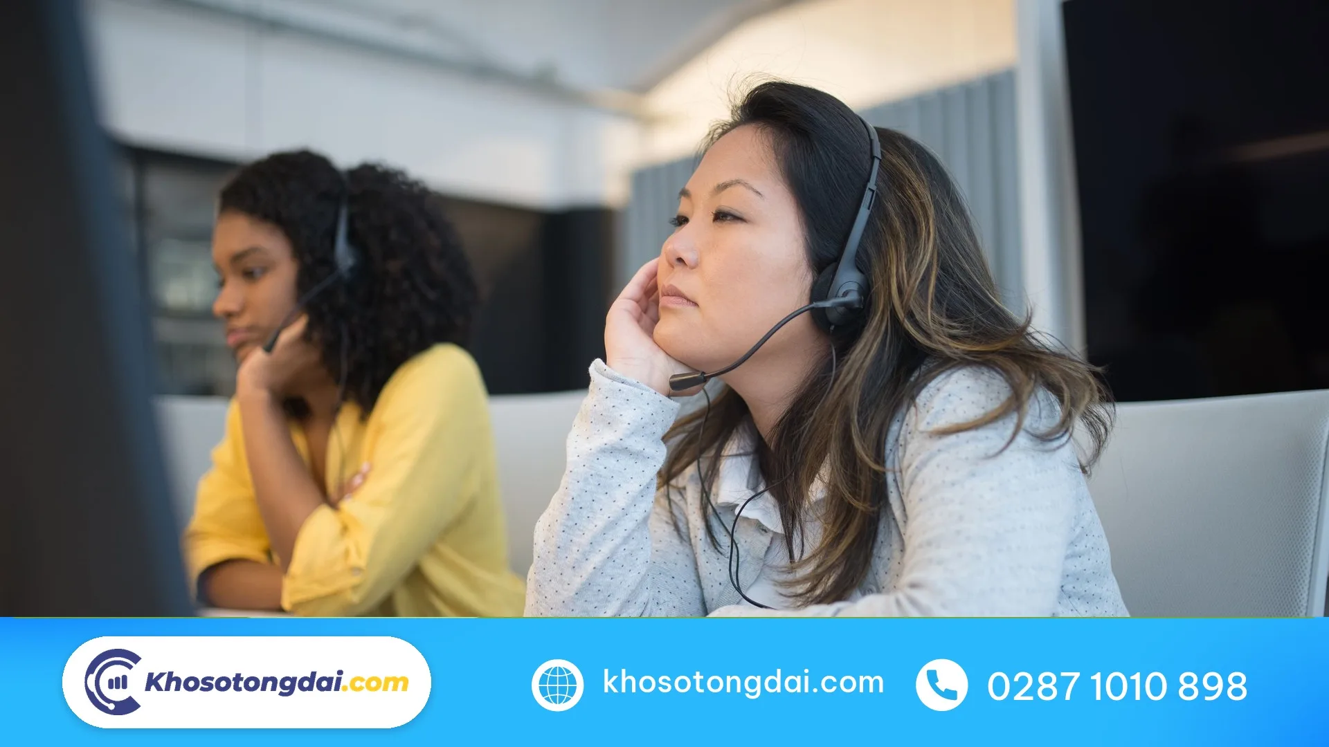 Nhân viên tổng đài mệt mỏi khi cuộc gọi dồn vào giờ cao điểm
